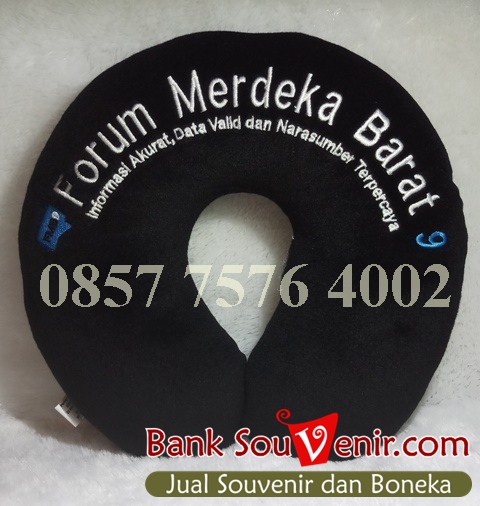 Souvenir Bantal Leher Forum Merdeka Barat
