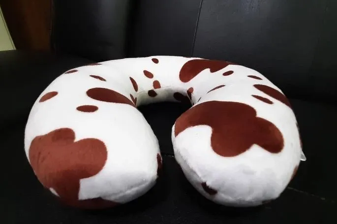 bantal leher motif sapi coklat